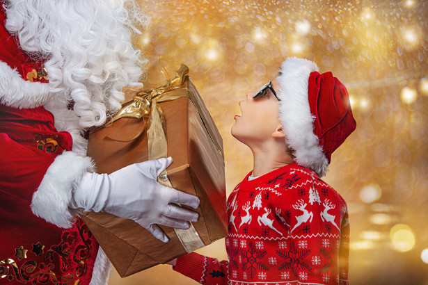 Mikołaj odwiedzający dziecko to piękna tradycja.