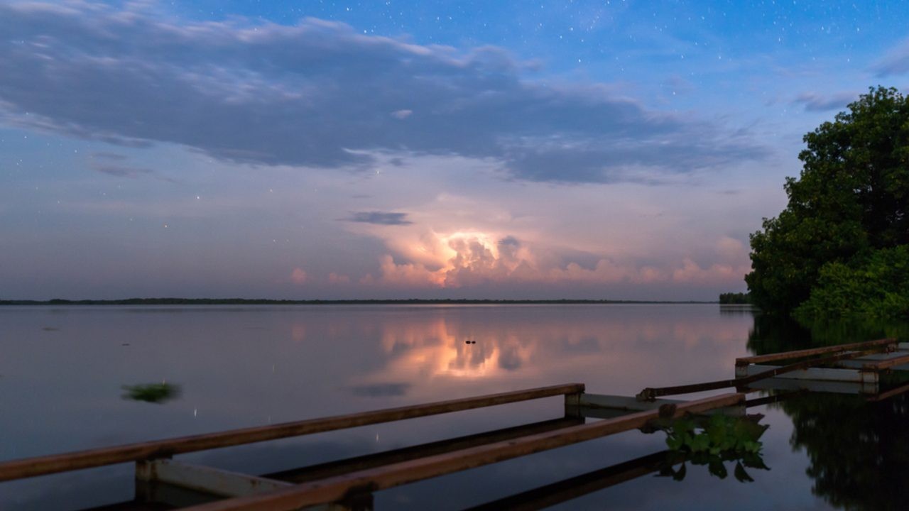Nočná obloha nad jazerom Maracaibo vo Venezuele, kde sa vďaka jedinečným atmosférickým podmienkam pravidelne objavujú blesky známe ako Catatumbské blesky