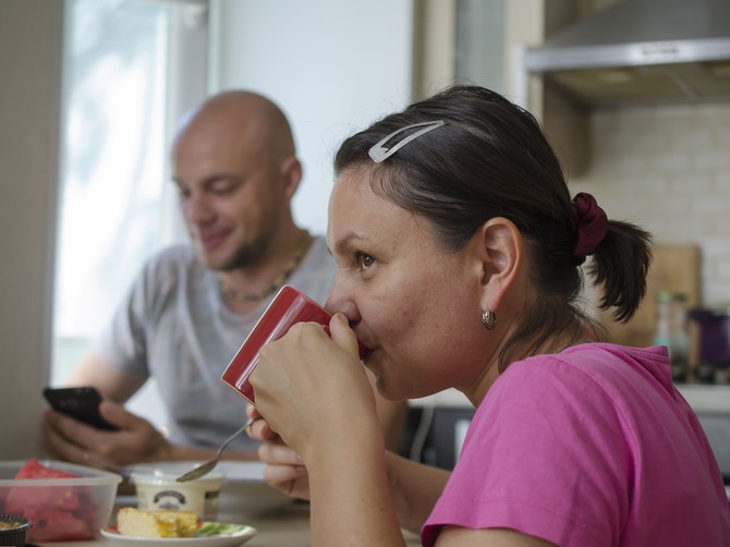 "Dok sam na porodiljskom odvajala svaki dinar za bebu, mom mužu je nešto drugo bilo preče" / ILUSTRACIJA 
