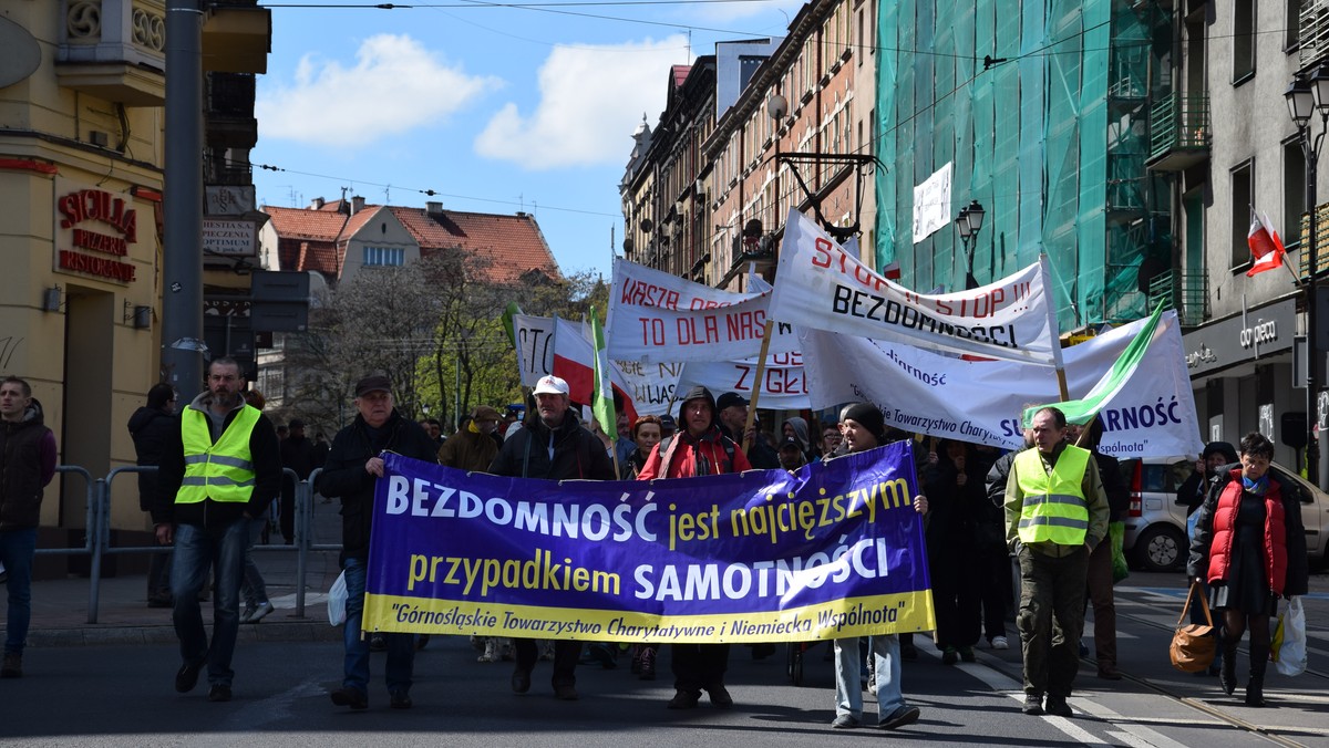 Około 100 osób przeszło dziś ulicami Katowic w dorocznym Marszu Wykluczonych. Pochód organizowany jest w stolicy aglomeracji od ponad 20 lat, zawsze 1 Maja, w przypadające w ten dzień Święto Pracy. - Jak co roku celem demonstracji jest zwrócenie uwagi na problem bezdomności i wykluczenia - wyjaśniają organizatorzy.