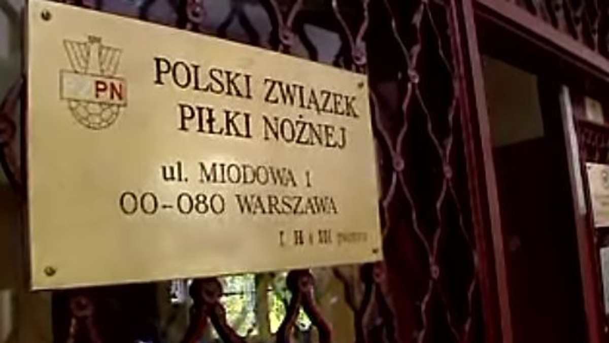 Polskim Związek Piłki Nożnej rozpoczął proces przyznawania licencji dla klubów Ekstraklasy na sezon 2010/2011. Obecnie eksperci przystąpili do weryfikacji dokumentów i wizytacji klubów.