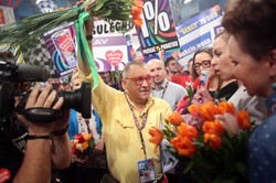 W Polsce i poza granicami gra WOŚP. Pieniądze zbiera 120 tys. wolonatriuszy