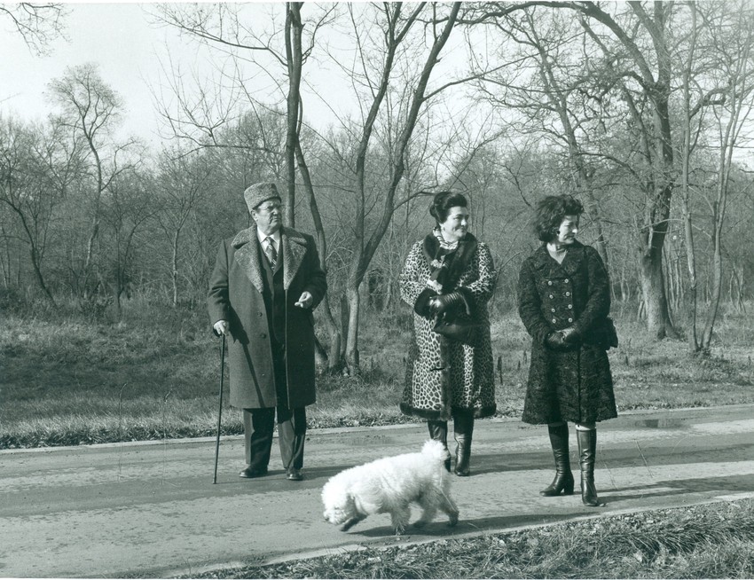 Jovanka i Tito u šetnji sa njenom sestrom Nadom, koju su rukovodioci SFRJ sredinom osamdesetih takođe držali pod prismotrom DB-a