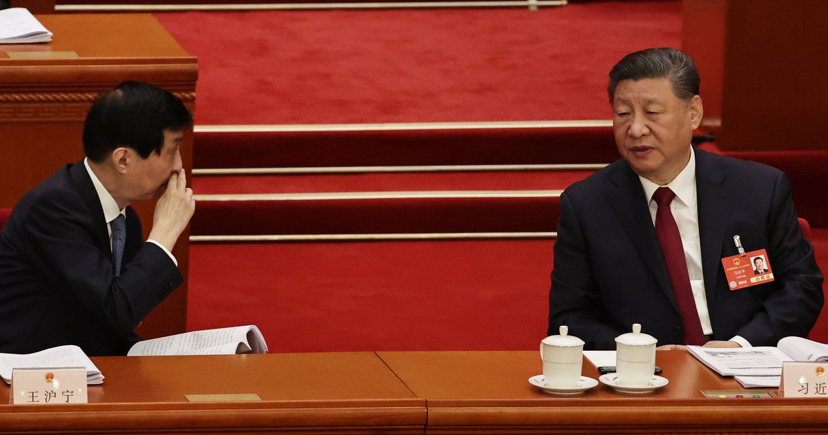 Chińczycy już dawno przewidzieli, iż Ameryka ugnie się pod ciężarem własnych sprzeczności. Xi Jinping nie zmarnuje tej okazji