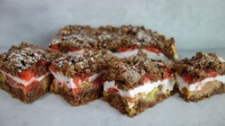 Pyszne ciasto z rabarbarem i truskawkami. Nowy przepis od Heni Foks