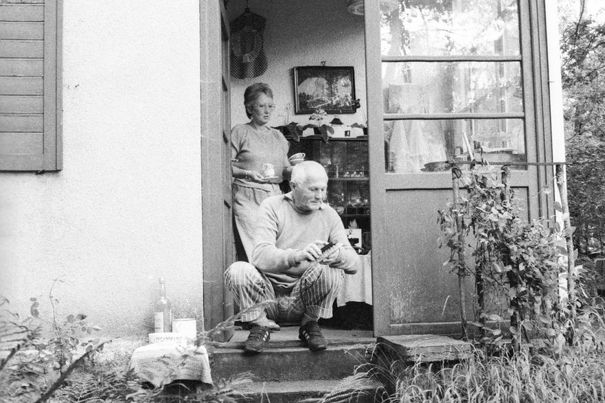 Bohumil Hrabal i pracująca z nim tłumaczka Susanna Roth w domu pisarza w Kersku (1988)