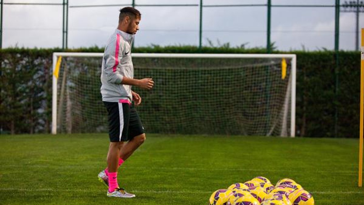 Nike Football zaprezentowało najnowszą broń gwiazdy brazylijskiego futbolu Neymara Jr. – Hypervenom Liquid Diamond. Model wyróżnia się przede wszystkim połyskiem, nawiązującym do blasku najcenniejszego z kamieni szlachetnych.