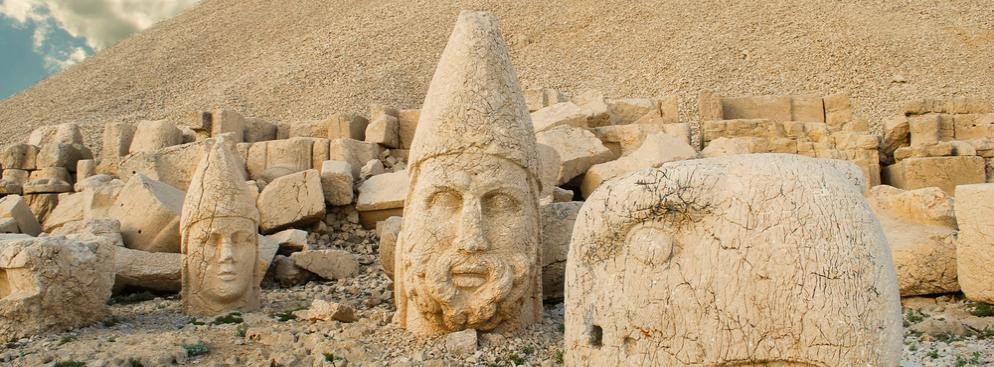 Nemrut Dagi, bogactwo zachowanych detali czyni z zespołu Nemrut unikat na skalę światową. Znalazło to swoje potwierdzenie w decyzji UNESCO, zaliczającej go w poczet obiektów Światowego Dziedzictwa Ludzkości.