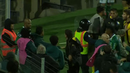 Brutális balhé a focimeccsen: 18 rendőr megsérült, 30 ultrát letartóztattak - videó