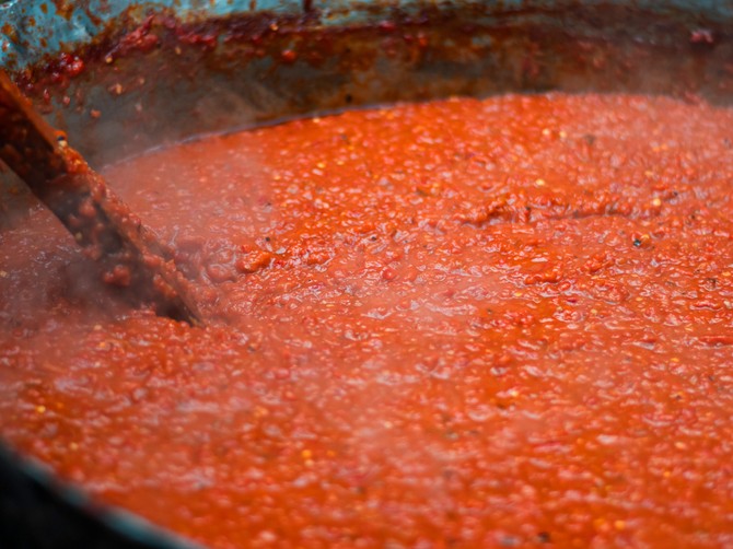 Srpske domaćice ajvar i ove godine prave na Nadin način