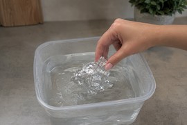 Žene potapaju aluminijumsku foliju u kipuću vodu i imaju odličan razlog za to