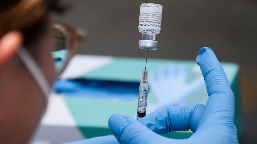 Szczepionka Pfizera w pełni zatwierdzona w USA, kiedy EMA zrobi to samo?