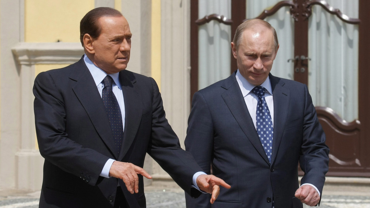 Premier Włoch Silvio Berlusconi powiedział dzisiaj, że prezydent Rosji Dmitrij Miedwiediew i szef rządu Władimir Putin są "darem od Boga" dla narodu rosyjskiego. Opinię tę wyraził w przemówieniu na II Światowym Forum Politycznym w rosyjskim Jarosławiu.