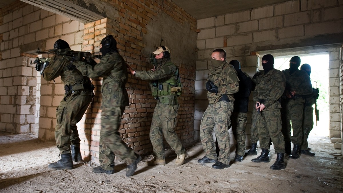 Ponad dwudziestu żołnierzy rozpoznania Wojsk Lądowych od 17 do 25 maja 2011 roku na terenie poligonu drawskiego (zachodniopomorskie) hartowało swoje charaktery na niekonwencjonalnym ćwiczeniu.