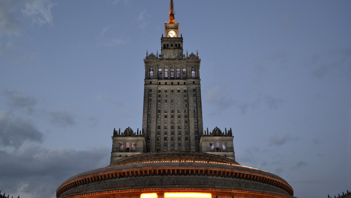 Stołeczny Pałac Kultury i Nauki był dziś jednym z kilkuset budynków na całym świecie, który został podświetlony różowym światłem. Tym samym Warszawa po raz kolejny przyłączyła się do Kampanii na Rzecz Walki z Rakiem Piersi.