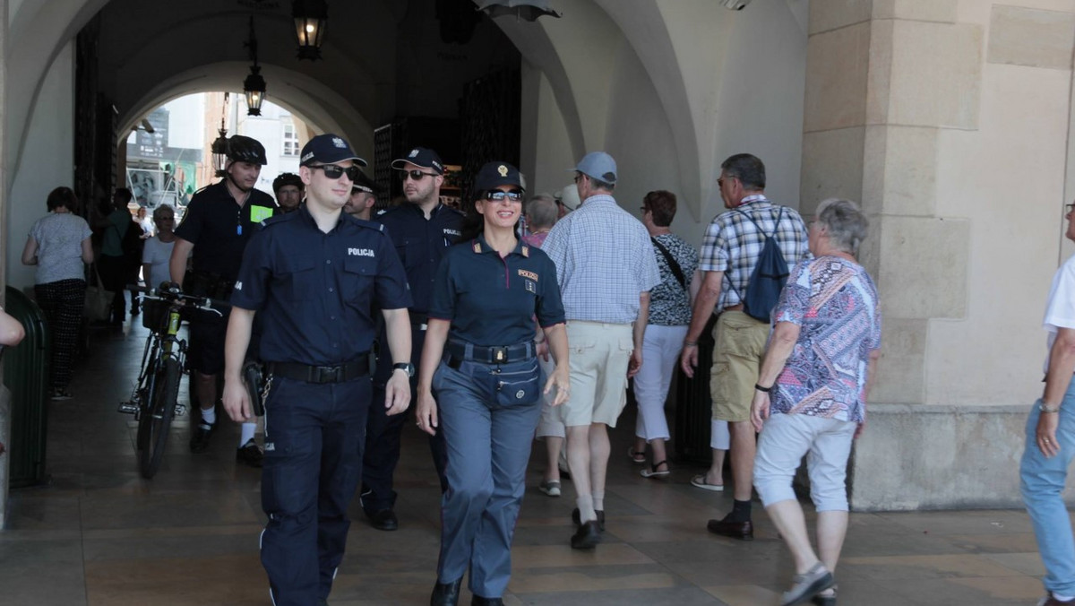 Niecodzienne patrole policji w Krakowie. Na ulice wyszli włoscy policjanci