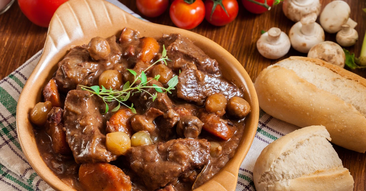 Pyszny obiad na sobotę Podajemy przepis, Ty gotujesz. Krucha wołowina po burgundzku