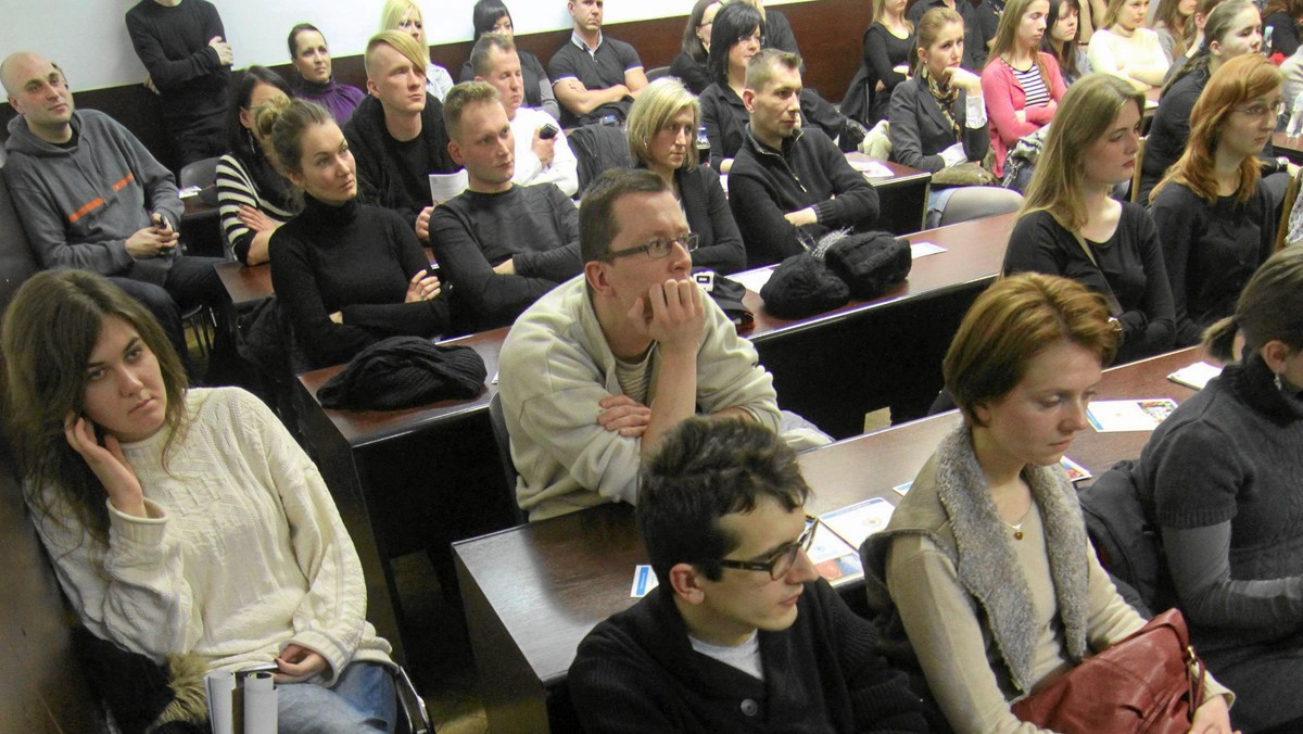 Urząd Ochrony Konkurencji i Konsumentów uznał, że Uniwersytet Mikołaja Kopernika niedostatecznie informował studentów o zmianie wysokości opłat za naukę oraz zawyżał koszty wysłania wezwania do zapłaty. UOKiK nakazał zmianę wewnętrznych przepisów. Rektor uczelni prof. Andrzej Radzimiński zapowiedział wyeliminowanie nieprawidłowości.