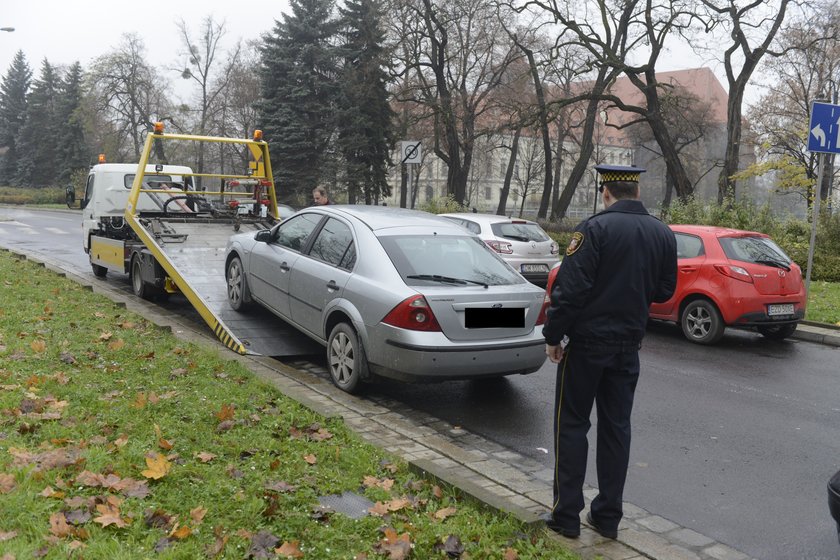 Lawetowanie samochodów na ul. Frycza-Modrzewskiego we Wrocławiu