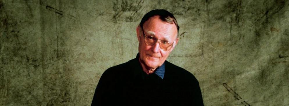 Ingvar Kamprad, założyciel firmy IKEA. Swój biznes rozpoczął już jako mały chłopiec sprzedając zapałki, które, jak głosi anegdota, sam rozwoził okolicznym mieszkańcom na rowerze. W szkole szło mu kiepsko - naukę utrudniała dysleksja. W efekcie mając 17 lat, w 1943 roku, założył firmę IKEA.