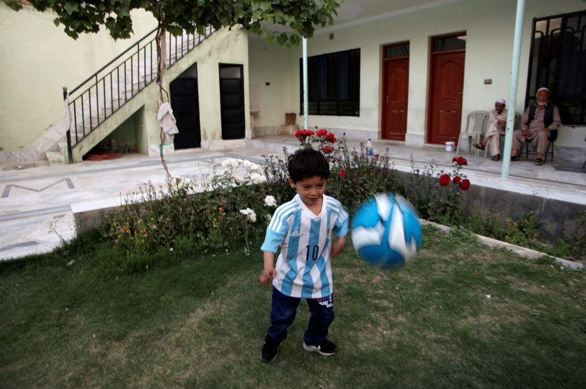 Rodzina osławionego afgańskiego chłopca uciekła z rodzinnego kraju