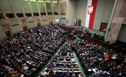 PiS chce zmieniać konstytucję. Ruszyła debata w Sejmie