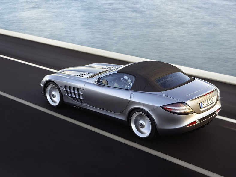 Mercedes-Benz SLR McLaren Roadster – kwiaty we włosach potargał wiatr...