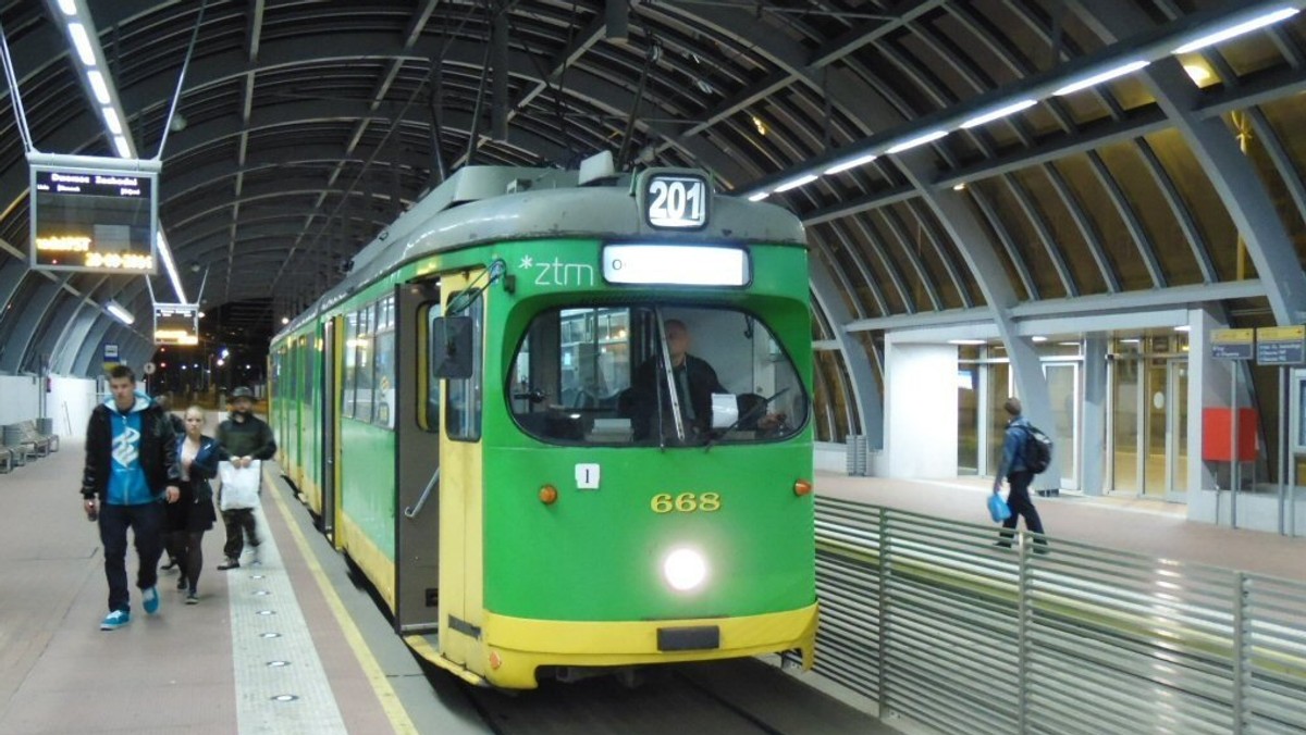 Od niedzieli prowadzone będą prace związane z naprawą torowiska i sieci trakcyjnej w rejonie ulic Fredry oraz Kórnickiej. Tramwaje linii nocnej nr 201 będą dojeżdżać tylko do ronda Kaponiery. Pasażerowie, chcący dojechać na Rataje będą musieli skorzystać z autobusów.