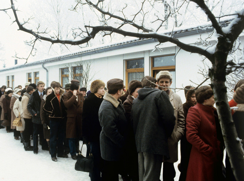 Polacy szukający azylu na terenie obozu Friedland. Zdjęcie z grudnia 1981 r.