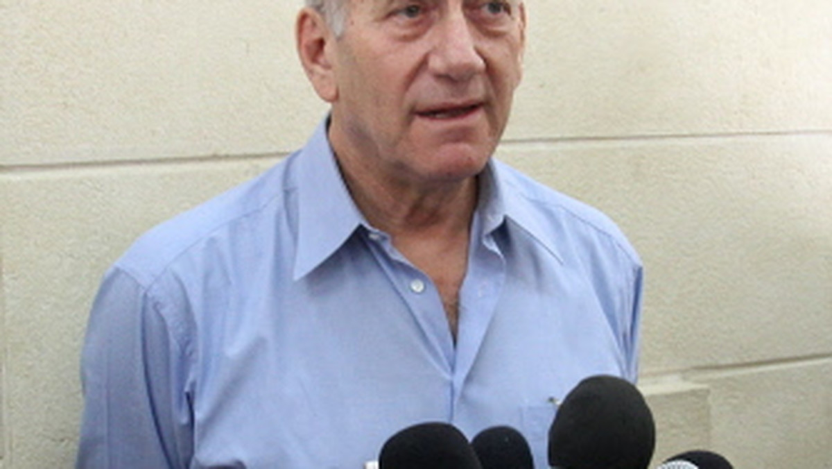 Były premier Izraela Ehud Olmert wraz z 12 innymi osobami został w czwartek oskarżony o przyjmowanie łapówek w celu promowania realizacji projektów budowlanych, w tym kompleksu mieszkalnego w Jerozolimie.
