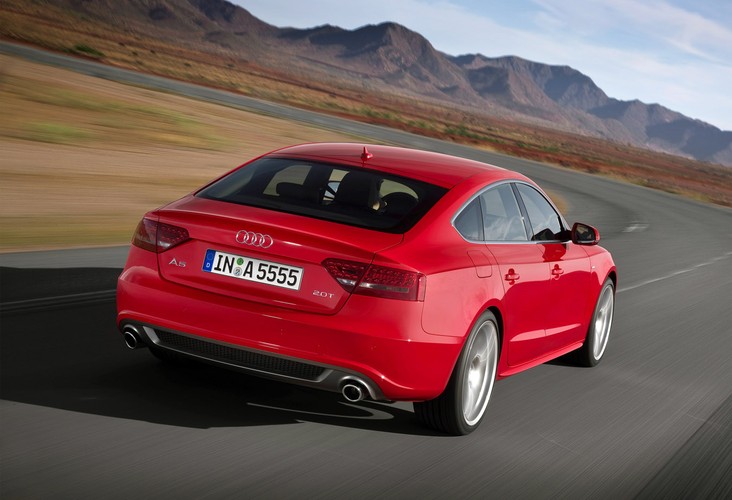 Gdzie tkwi sekret urody? Otóż sylwetkę uzyskano dzięki obniżeniu wysokości nadwozia o 36 milimetrów w porównaniu z limuzyną A4