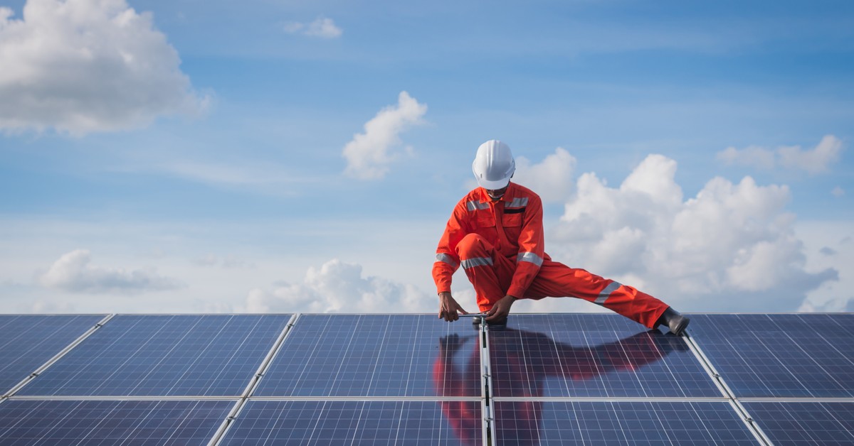 Deszcz szklanych cząstek w powietrzu i na ziemi z paneli fotowoltaicznych. Prawdziwy horror zamiast ekologii