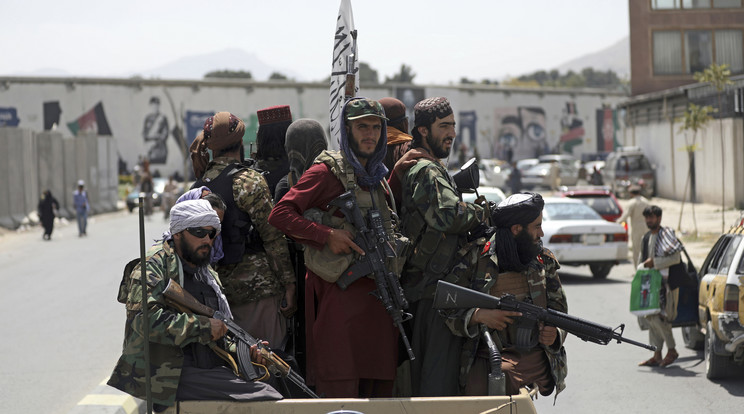 A képen: Tálib harcosok járőröznek Kabulban 2021. augusztus 19-én. / Fotó: MTI/AP/Rahmat Gul