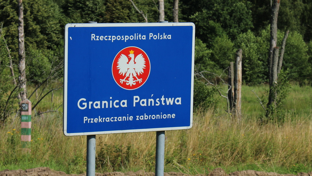 Papierosy w butli na gaz i kołach samochodu próbowali przemycić do Polski obywatele Ukrainy. Obaj mężczyźni wpadli na przejściu granicznym w Dorohusku.