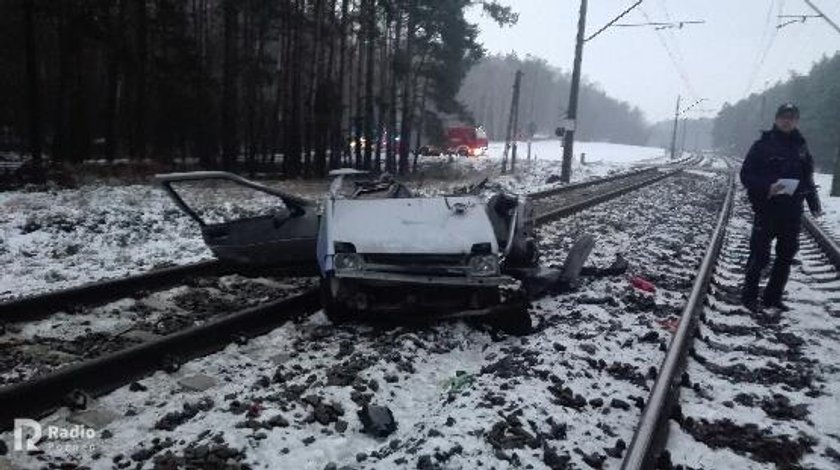 Wypadek na przejeździe kolejowym. Auto rozerwało na pół