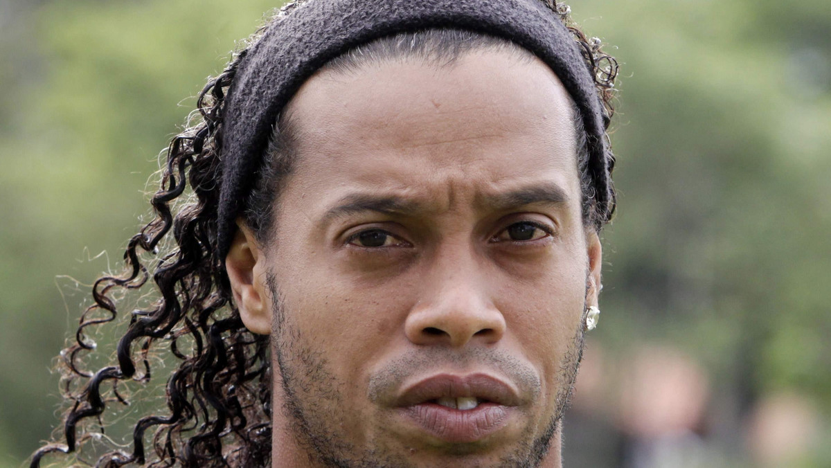 Brat Ronaldinho, gwiazdora brazylijskiej piłki, trafi do więzienia za oszustwa podatkowe i pranie brudnych pieniędzy. Ciekawe czemu brat dobrze zarabiającego sportowca dopuścił się przestępstwa i ukrywał przed kontrolą skarbową miliony?