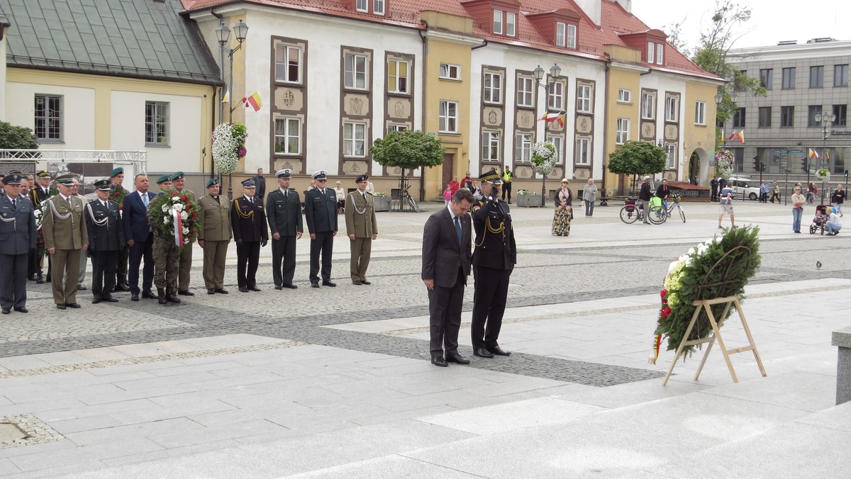 Dzisiaj z okazji uroczystości związanych z rocznicą największej bitwy w dziejach Białegostoku władze miasta, delegacje służb mundurowych i organizacji kombatanckich złożyły kwiaty w miejscach pamięci narodowej. Dokładnie 97 lat temu wojska polskie odparły bolszewicki szturm na miasto.