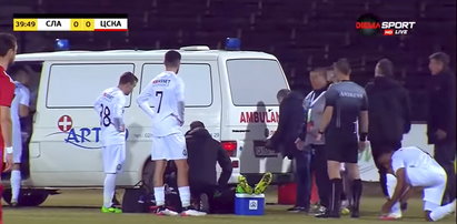 Horror! Piłkarz dusił się na boisku, a medycy szarpali się z drzwiami karetki [WIDEO]