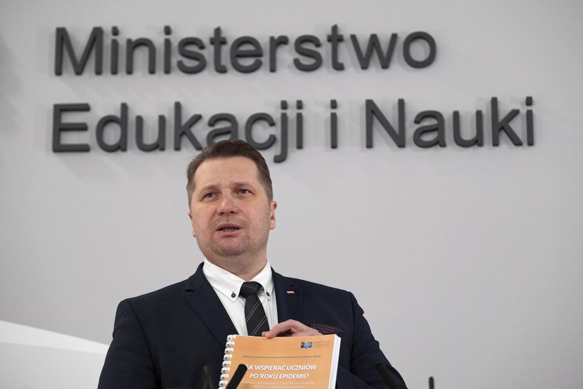 Powrót dzieci do szkół. Minister Czarnek podał termin