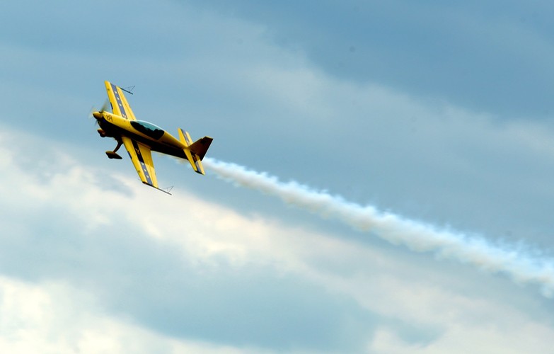 Uwe Zimmermann pilotujący samolot Extra 200 podczas pokazów lotniczych Mazury Airshow 2015. <br><br> fot. (tw/cat) PAP/Tomasz Waszczuk
