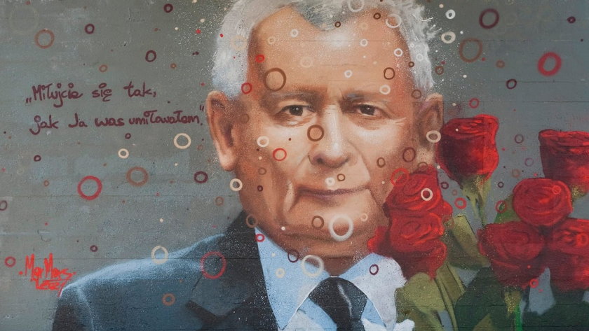 Nowy Sącz. Mural z Jarosławem Kaczyńskim zniszczony. Mgr Mors zabrał głos
