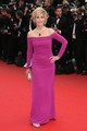 A színésznő kilenc évvel ezelőtt egy vállat szabadon hagyó magenta ruhában jelent meg Cannes-ban