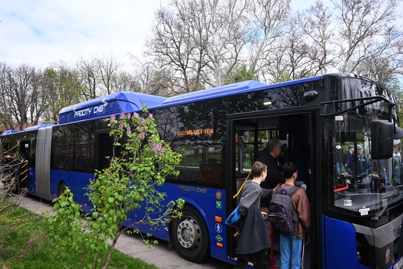 GRUPA TINEJDŽERA SE SMEJALA DEČAKU U AUTOBUSU JER NEMA OKO! Misteriozni Beograđanin reagovao: "Ko je snimao, neka šalje policiji"