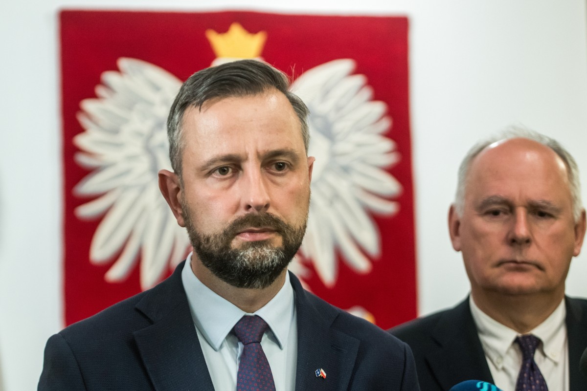 Kijów, Ukraina, 18.09.2025. Wicepremier, minister obrony narodowej Władysław Kosiniak-Kamysz (L) i wiceminister obrony narodowej Paweł Zalewski (P) na briefingu prasowym w Kijowie, 18 bm. Wicepremier, szef MON Kosiniak-Kamysz jest z niezapowiedzianą wizytą w Kijowie. Trwa inwazja Rosji na Ukrainę. (ad) PAP/Vladyslav Musiienko