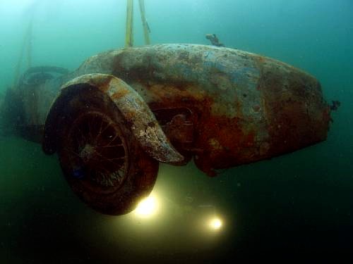 Wieść niesie, że kiedy studiował w Paryżu kupił sobie to cacko i sprowadził do Szwajcarii. Inna wersja mówi, że Schmuklerski kupił samochód od francuskiego turysty lub klienta