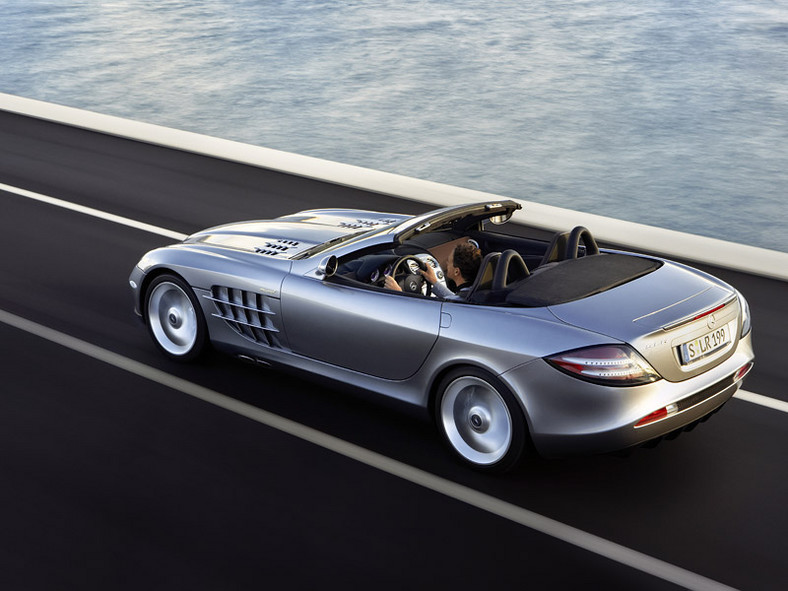 Mercedes-Benz SLR McLaren Roadster – kwiaty we włosach potargał wiatr...