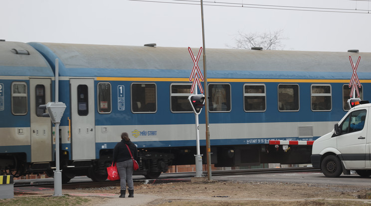 Személygépjármű ütközött a vonat oldalának a Komárom-Székesfehérvár vonalon. / Fotó: Blikk, Varga Imre /