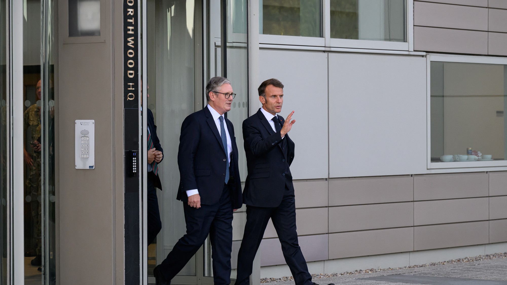 Britský premiér Keir Starmer sprevádza francúzskeho prezidenta Emmanuela Macrona.