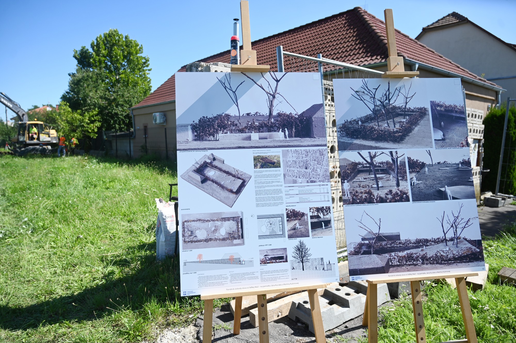 Fotografie pri príležitosti začiatku výstavby Pamätníka slobody slova v obci Veľká Mača. 