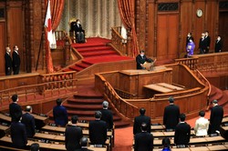 Japonia: Partia pozwoli kobietom obserwować zebrania, ale muszą milczeć